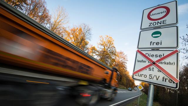 Schilder an einer Straße in Stuttgart weisen auf für Januar 2019 geplante Fahrverbote für ältere Dieselfahrzeuge hin.
