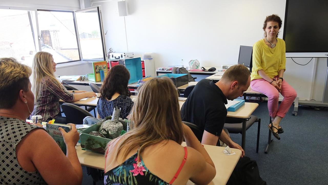 Männer und Frauen in einem Seminarraum in Berlin. Studiert haben sie alle nicht auf Lehramt, sondern etwas anderes. Über einen Quereinstieg gelangten sie in den Schuldienst und qualifizieren sich nun parallel weiter. Männer und Frauen in einem Seminarraum in Berlin. Studiert haben sie alle nicht auf Lehramt, sondern etwas anderes. Über einen Quereinstieg gelangten sie in den Schuldienst und qualifizieren sich nun parallel weiter.