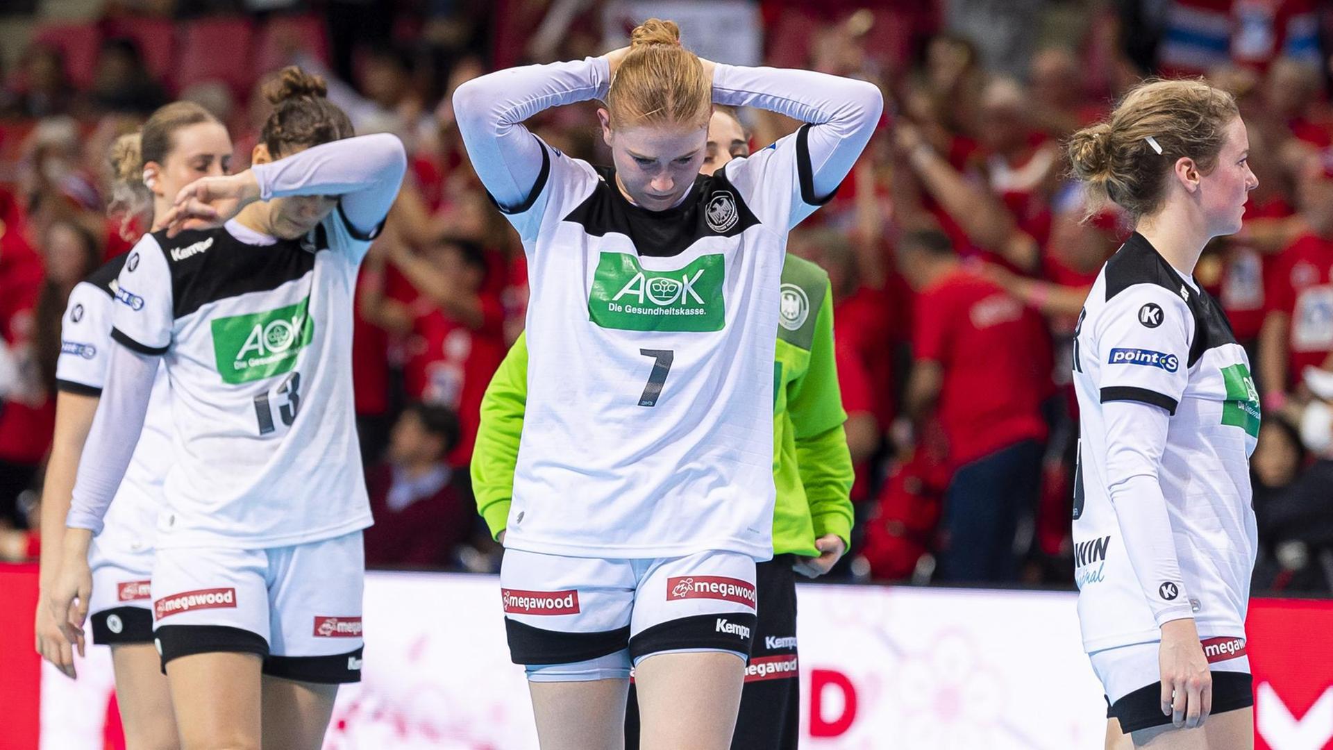 Die deutschen Spielerinnen Julia Behnke (l) und Meike Schmelzer (M) laufen enttäuscht über das Spielfeld. Die DHB-Auswahl verlor in Kumamoto ihr letztes WM-Hauptrundenspiel gegen Rekord-Europameister Norwegen.