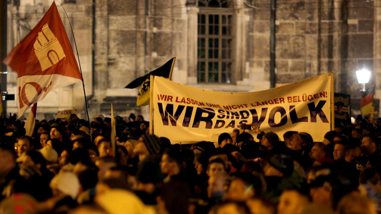 Sie wollen "das Volk" sein: Pegida-Demonstranten am 22. Dezember 2014 in Dresden Sie wollen "das Volk" sein: Pegida-Demonstranten am 22. Dezember 2014 in Dresden