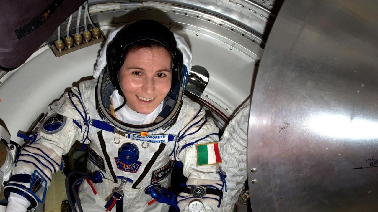 Die Astronautin der Europäischen Weltraumorganisation (ESA) Samantha Cristoforetti überprüft ihren Druckanzug in Vorbereitung auf die Abreise von der Internationalen Raumstation nach 6 1/2 Monaten im All. Die Astronautin der Europäischen Weltraumorganisation (ESA) Samantha Cristoforetti überprüft ihren Druckanzug in Vorbereitung auf die Abreise von der Internationalen Raumstation nach 6 1/2 Monaten im All.