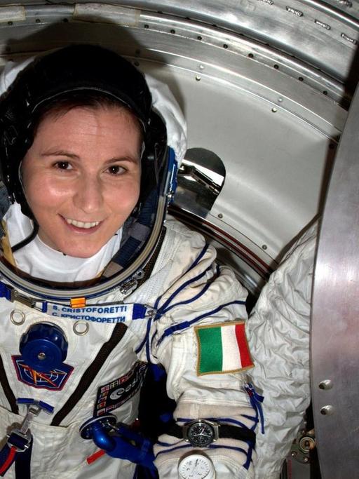 Die Astronautin der Europäischen Weltraumorganisation (ESA) Samantha Cristoforetti überprüft ihren Druckanzug in Vorbereitung auf die Abreise von der Internationalen Raumstation nach 6 1/2 Monaten im All.