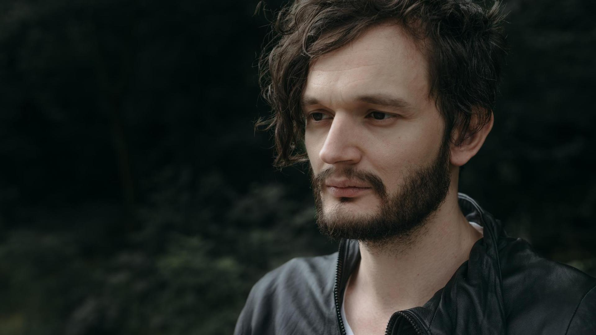 Der Musiker Sascha Ring, aka Apparat, trägt Bart und schaut leicht abwesend zur Seite. Der Musiker Sascha Ring, aka Apparat, trägt Bart und schaut leicht abwesend zur Seite.