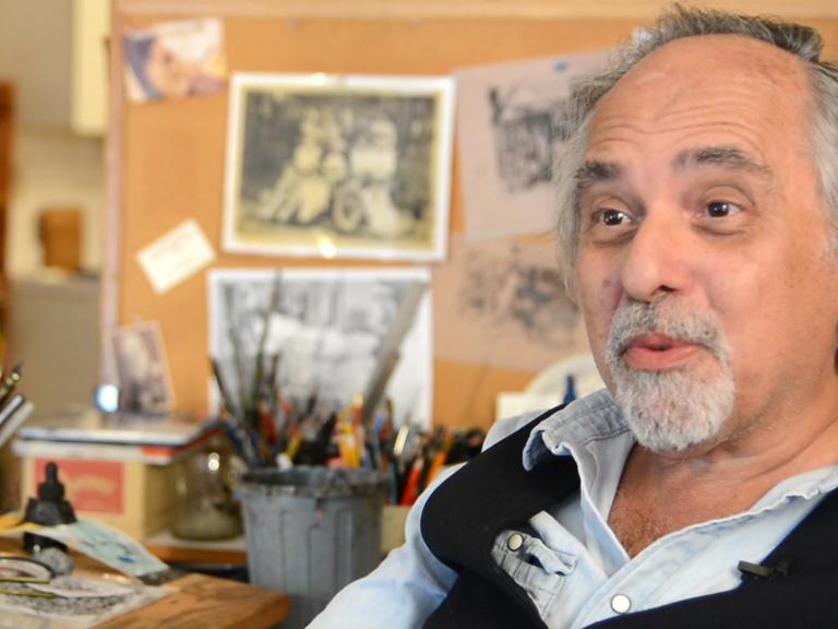 Das Foto zeigt den US-amerikanischen Comiczeichner Art Spiegelman an seinem Schreibtisch.