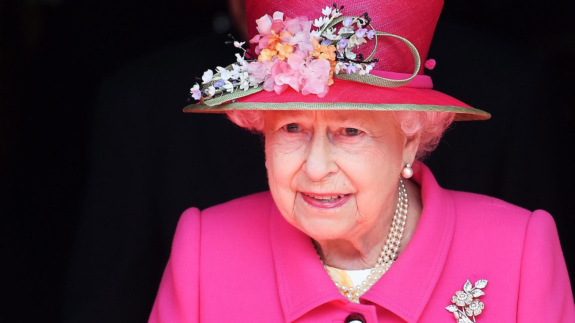 Die britische Königin Elisabeth II. besucht am 20.4.2016 die Post in Windsor, einen Tag vor ihrem 90. Geburtstag.
