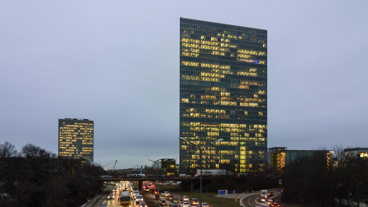 Die "Highlight Towers" am dicht befahrenen "Mittleren Ring" in München Die "Highlight Towers" am dicht befahrenen "Mittleren Ring" in München