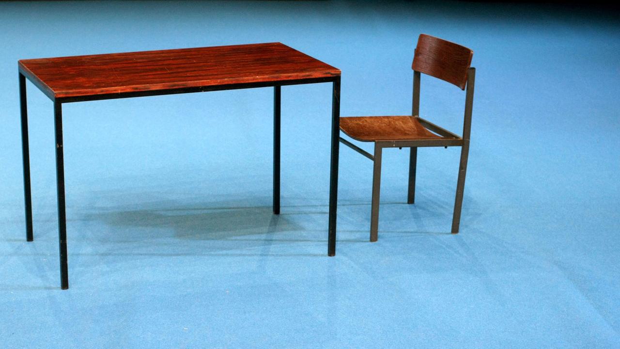 Askese waltete in der Einrichtung dieses Raums: Tisch, Stuhl, Leere. Askese waltete in der Einrichtung dieses Raums: Tisch, Stuhl, Leere.