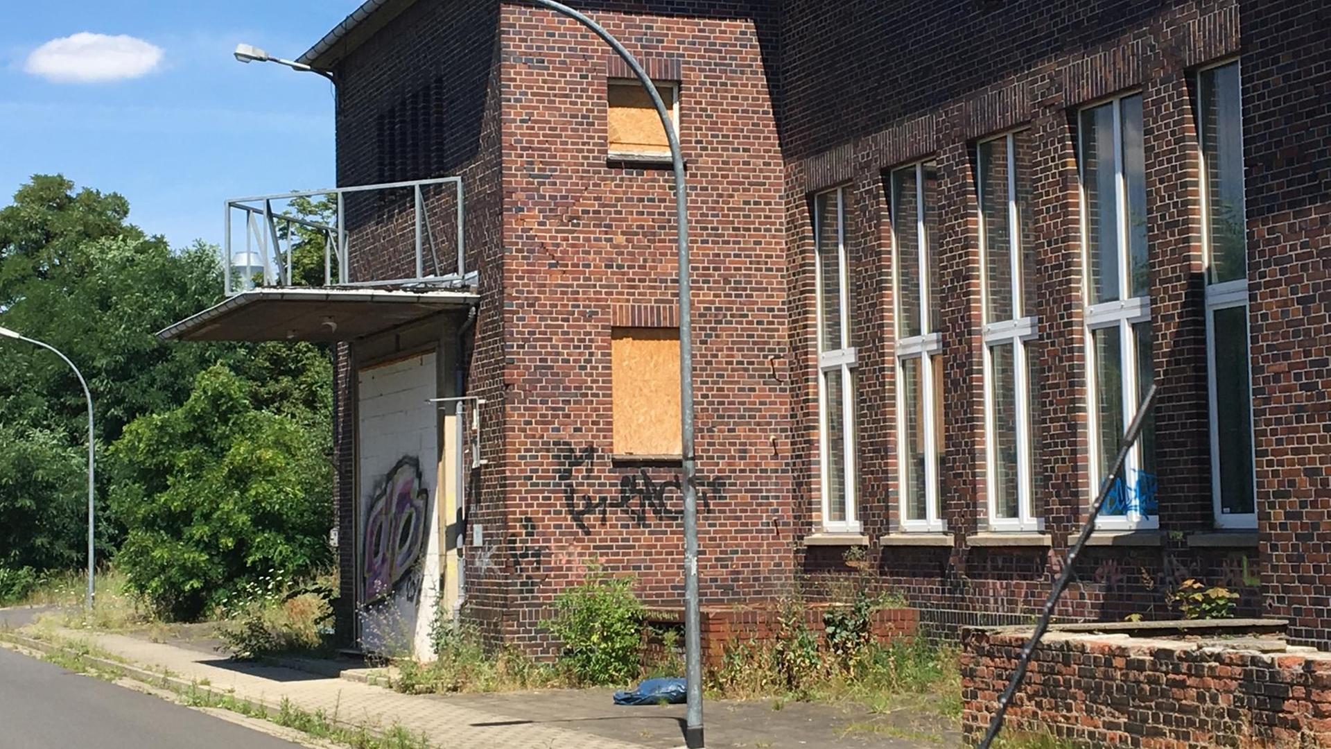 Ehemalige Kantine der Filmfabrik Wolfen, indem bis 1990 rund 14.000 Menschen arbeiteten. Ehemalige Kantine der Filmfabrik Wolfen, indem bis 1990 rund 14.000 Menschen arbeiteten.