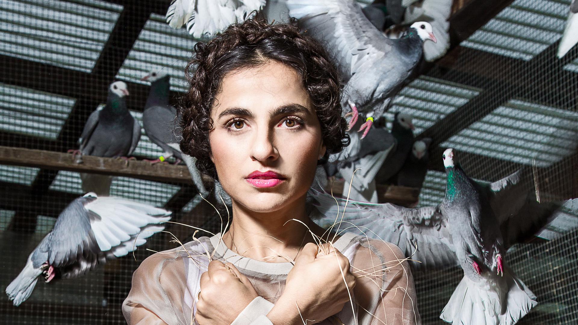 Die Schauspielerin Sesede Terziyan im Stück "Glaube Liebe Hoffnung" von Ödön von Horváth und Lukas Kristl am Maxim Gorki Theater Berlin Die Schauspielerin Sesede Terziyan im Stück "Glaube Liebe Hoffnung" von Ödön von Horváth und Lukas Kristl am Maxim Gorki Theater Berlin