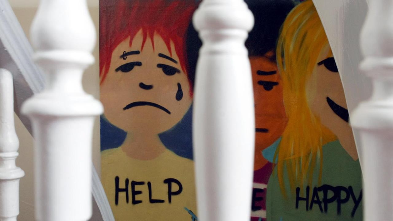 Ein gemaltes Bild mit dem Schriftzug "Help" im Gebäude des Kindernotdienstes in der Gitschiener Straße, aufgenommen am 14.04.2008 in Berlin. Ein gemaltes Bild mit dem Schriftzug "Help" im Gebäude des Kindernotdienstes in der Gitschiener Straße, aufgenommen am 14.04.2008 in Berlin.