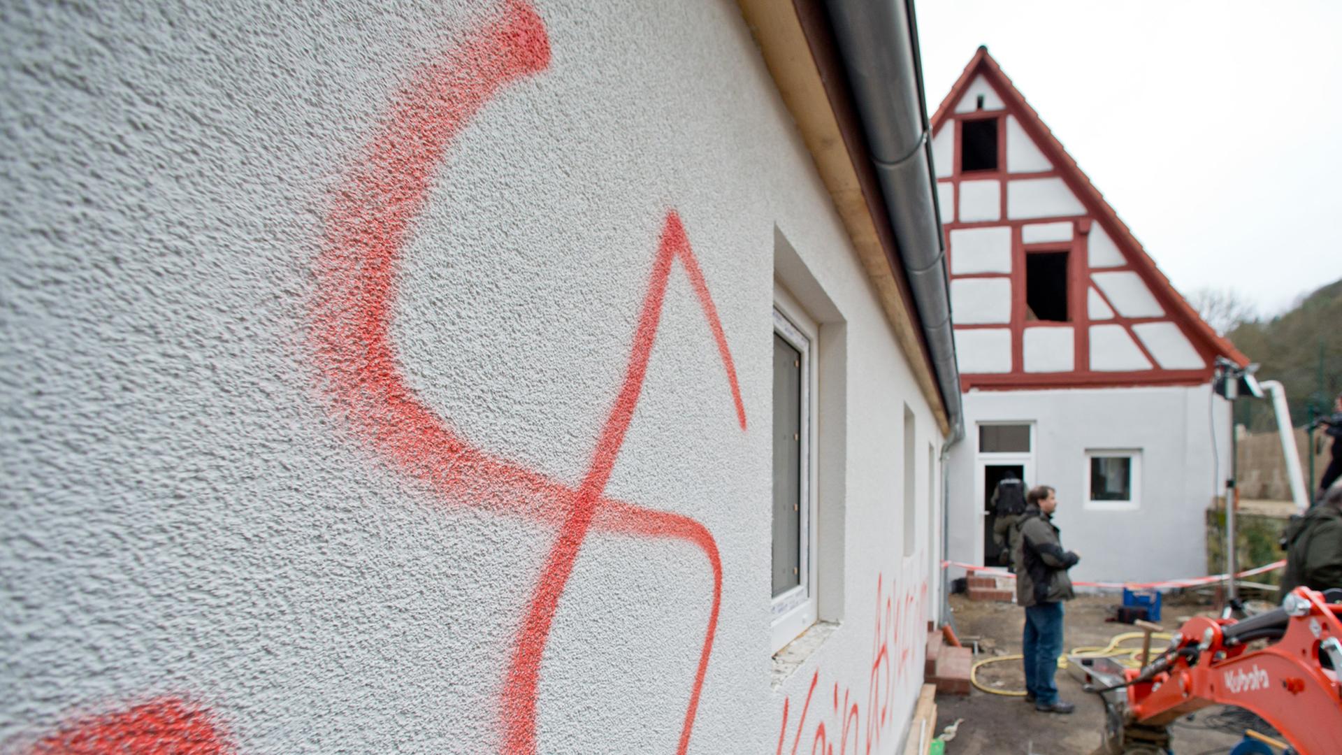 Ein Hakenkreuz ist an einer Hauswand in Vorra zu sehen. Ein Hakenkreuz ist an einer Hauswand in Vorra zu sehen.