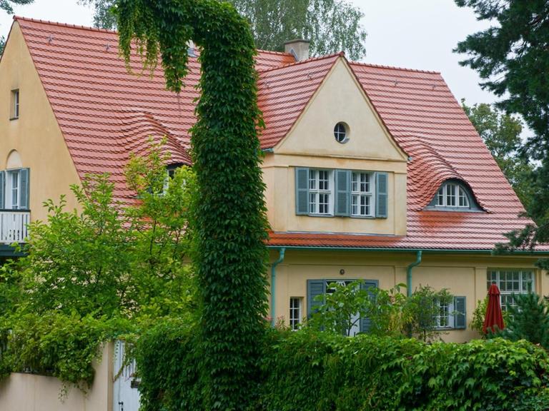 Die Villa Riehl in der Spitzweggasse in Potsdam-Babelsberg wurde 1907 von dem Architekten Ludwig Mies erbaut, der sich später Mies van der Rohe nannte.