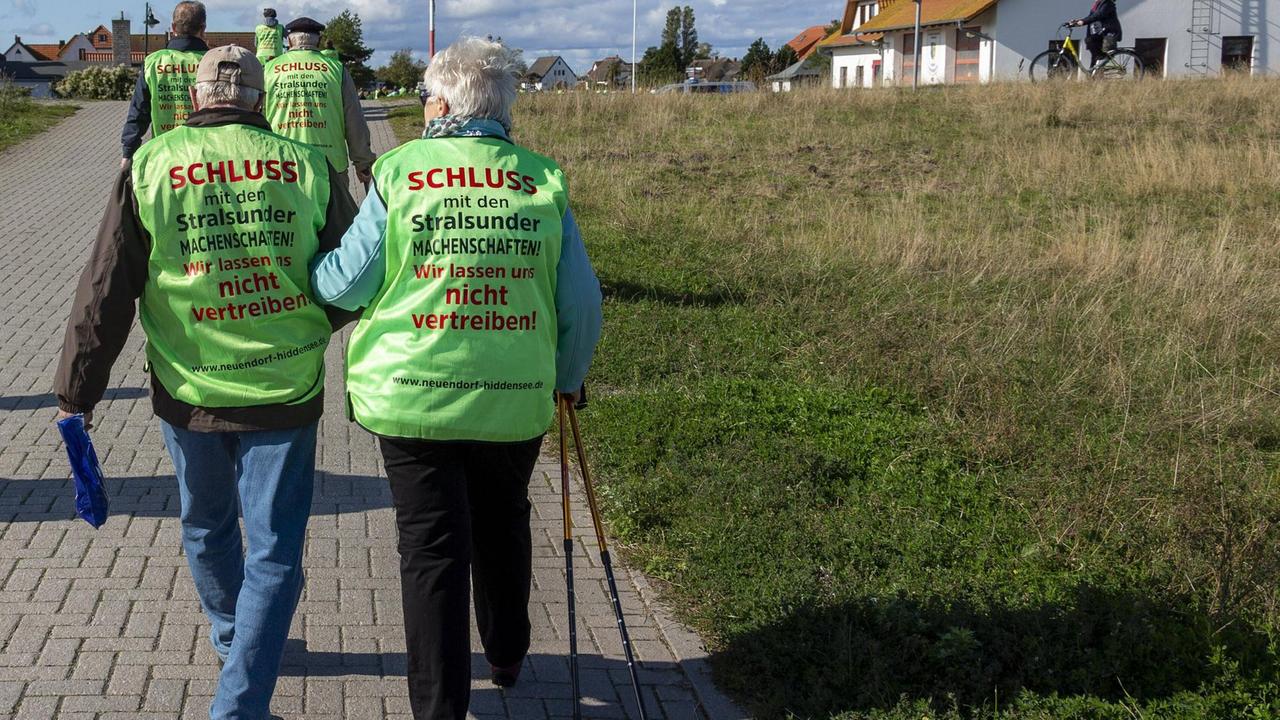 Zwei Hiddenseer mit knallgelben Warnwesten demonstrieren in Neuendorf. Zwei Hiddenseer mit knallgelben Warnwesten demonstrieren in Neuendorf.