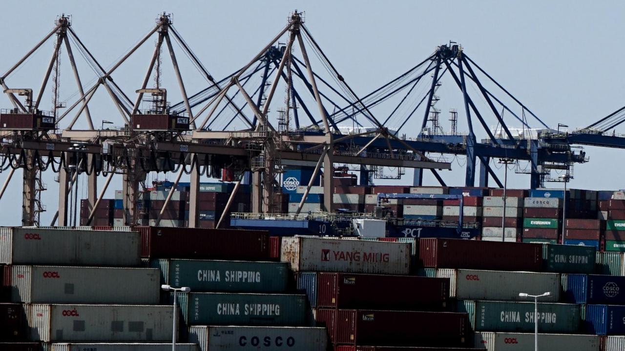Container im Hafen von Piräus Container im Hafen von Piräus
