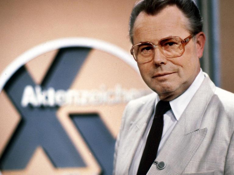 Eduard Zimmermann, Autor, Moderator und Produzent der Fernsehsendung "Aktenzeichen XY ungelöst" 1986 im Fernsehstudio.