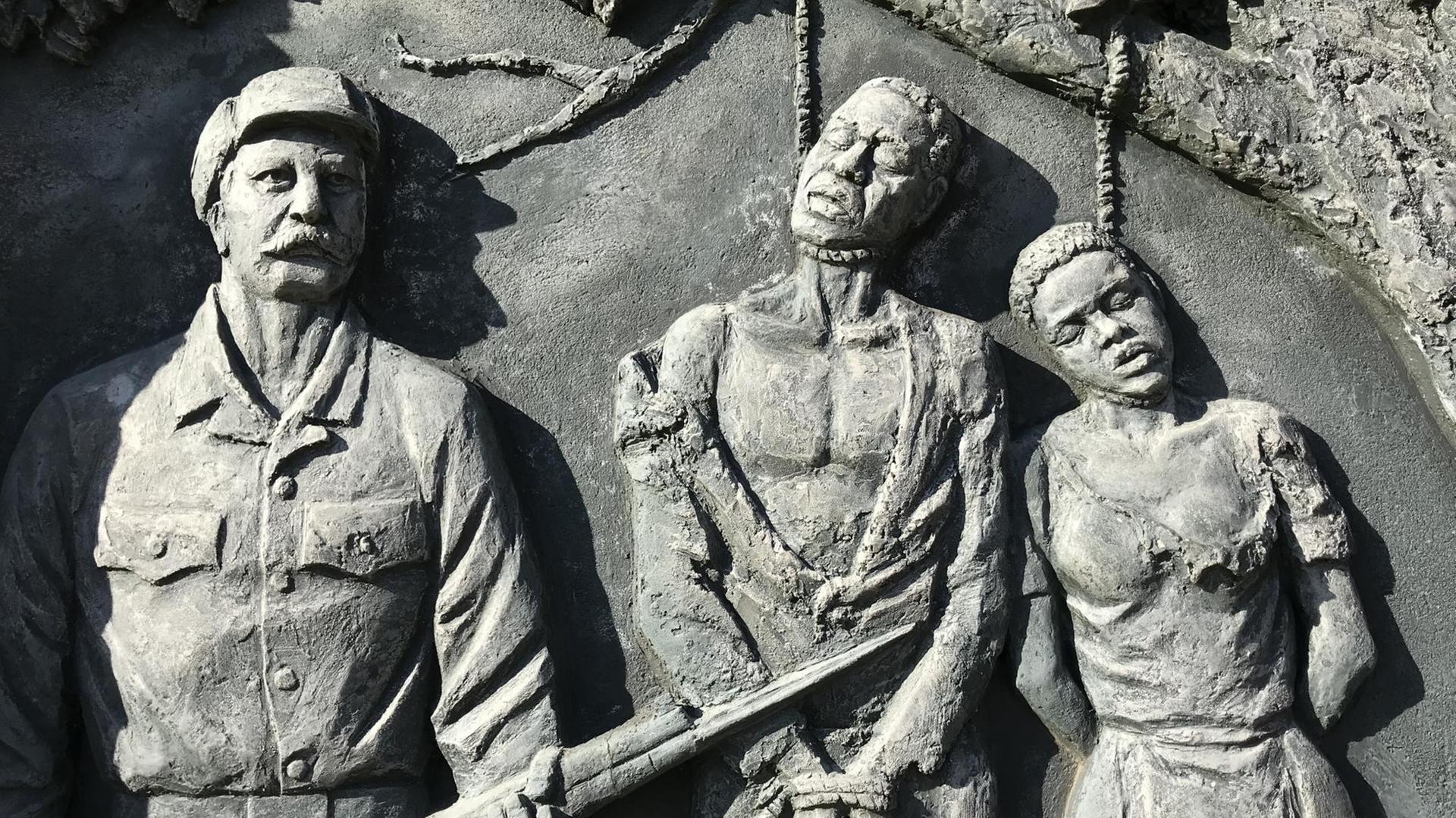 Ein Denkmal zur Erinnerung an den von deutschen Kolonialtruppen begangenen Völkermord an den Herero und Nama im Zentrum der namibischen Hauptstadt Windhoek. Ein Denkmal zur Erinnerung an den von deutschen Kolonialtruppen begangenen Völkermord an den Herero und Nama im Zentrum der namibischen Hauptstadt Windhoek.