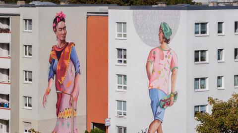 Frida Kahlo meets Skateboardfaher: Moderner Muralismus soll das Viertel Halle-Neustadt schölner machen.