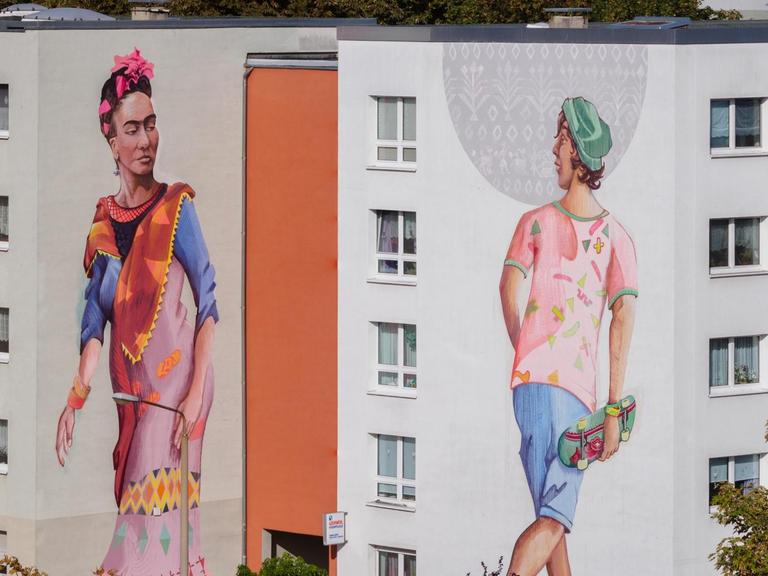 Frida Kahlo meets Skateboardfaher: Moderner Muralismus soll das Viertel Halle-Neustadt schölner machen.
