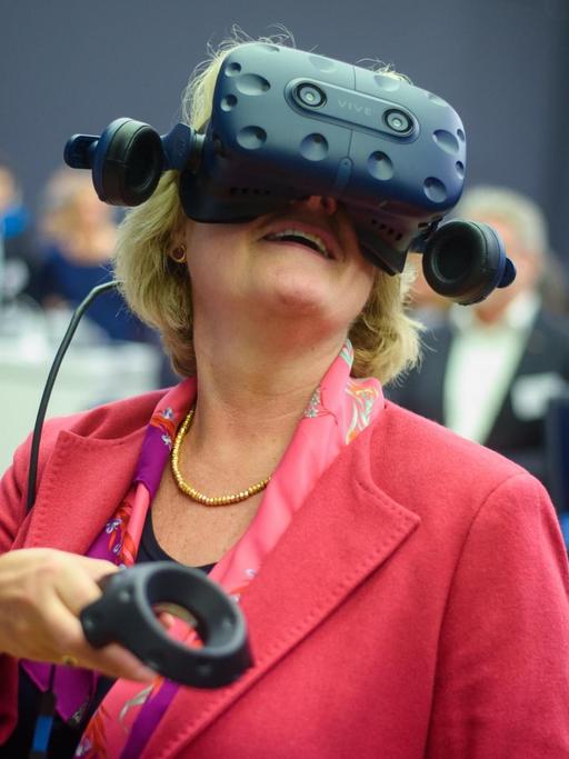 Monika Grütters (CDU), Beauftragte der Bundesregierung für Kultur und Medien, trägt auf der Präsentation des Projektes "museum4punkt0" eine Virtual Reality-Brille des Deutschen Museums um eine virtuelle Mondlandung nachzuvollziehen. 