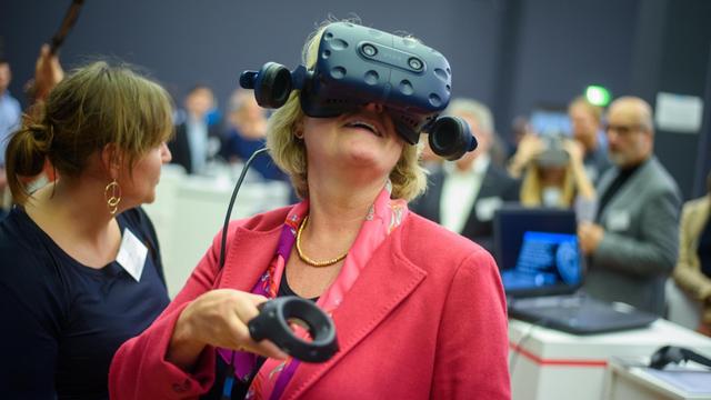 Monika Grütters (CDU), Beauftragte der Bundesregierung für Kultur und Medien, trägt auf der Präsentation des Projektes "museum4punkt0" eine Virtual Reality-Brille des Deutschen Museums um eine virtuelle Mondlandung nachzuvollziehen. 