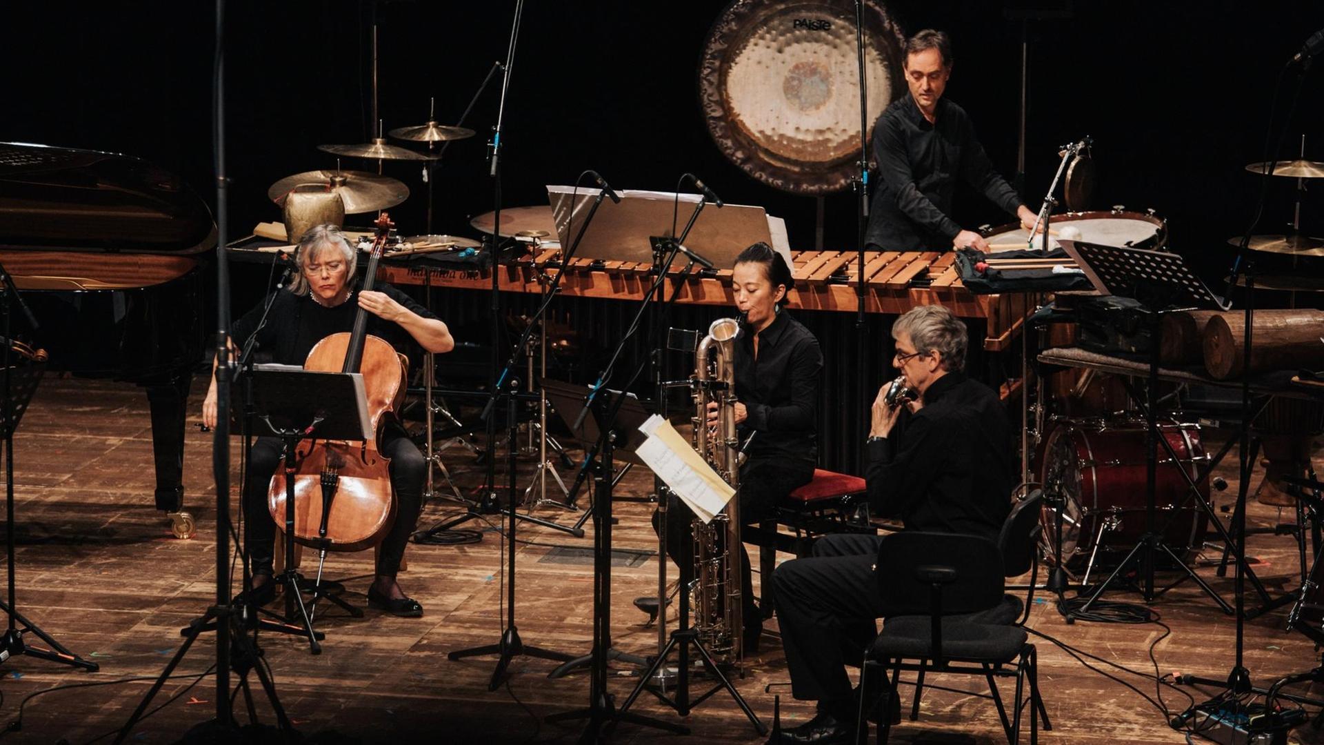 Fünf Musiker spielen konzentriert. Fünf Musiker spielen konzentriert.