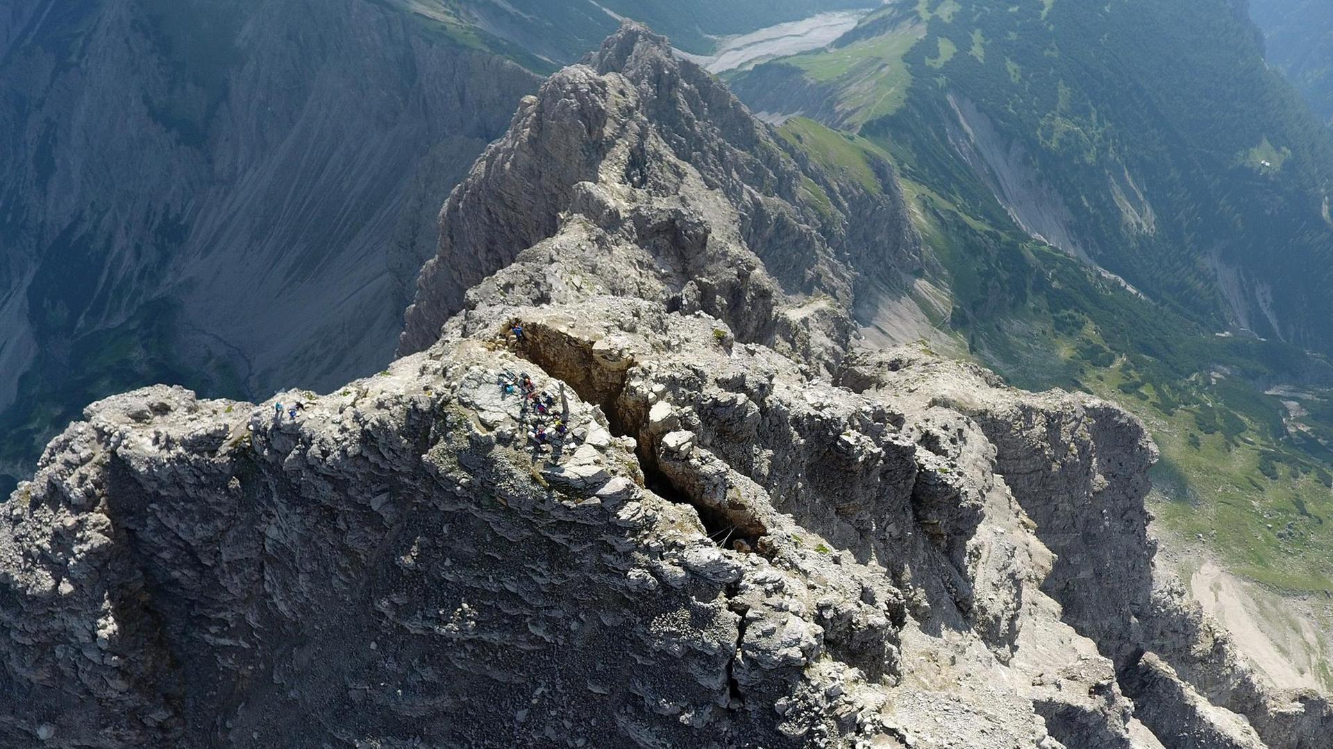 Der metergroße Spalt auf dem Gipfel des Hochvogels im Allgäu Der metergroße Spalt auf dem Gipfel des Hochvogels im Allgäu