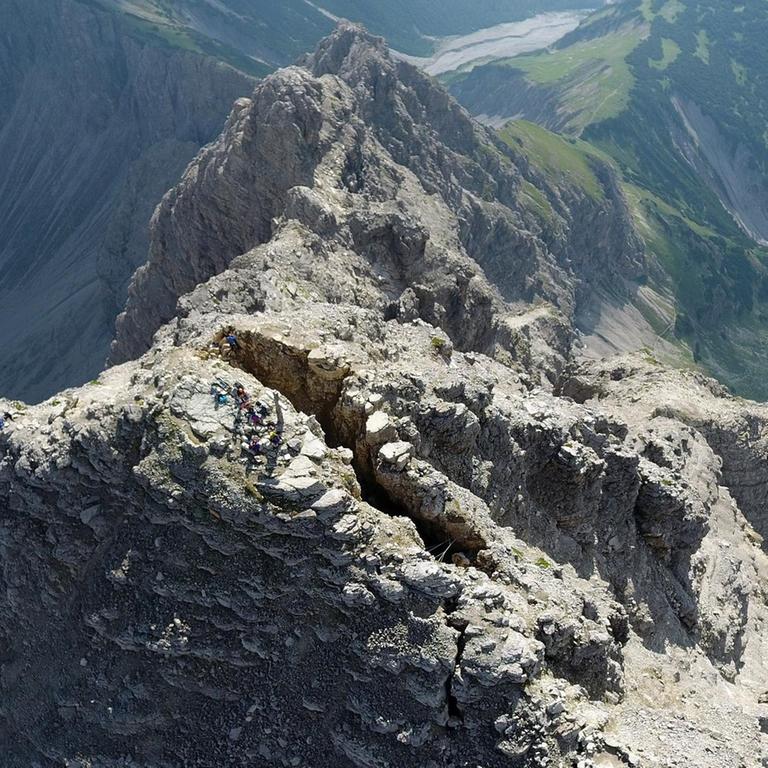 Der metergroße Spalt auf dem Gipfel des Hochvogels im Allgäu