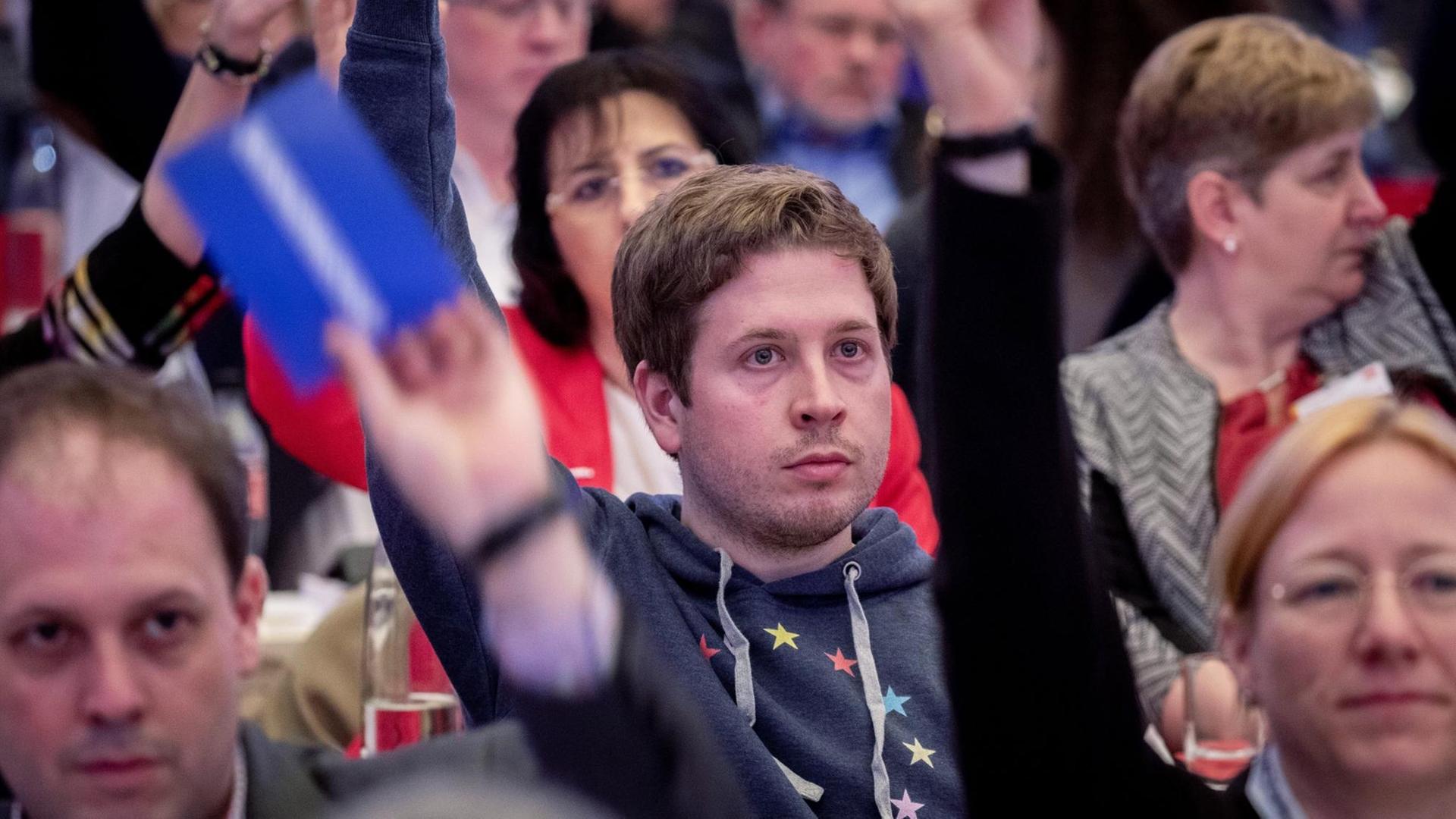 Kevin Kühnert, Vorsitzender der Jusos, nimmt am Europakonvent der SPD zur Europawahl im Mai teil. Das Bild entstand bei einer Abstimmung. Kevin Kühnert, Vorsitzender der Jusos, nimmt am Europakonvent der SPD zur Europawahl im Mai teil. Das Bild entstand bei einer Abstimmung.