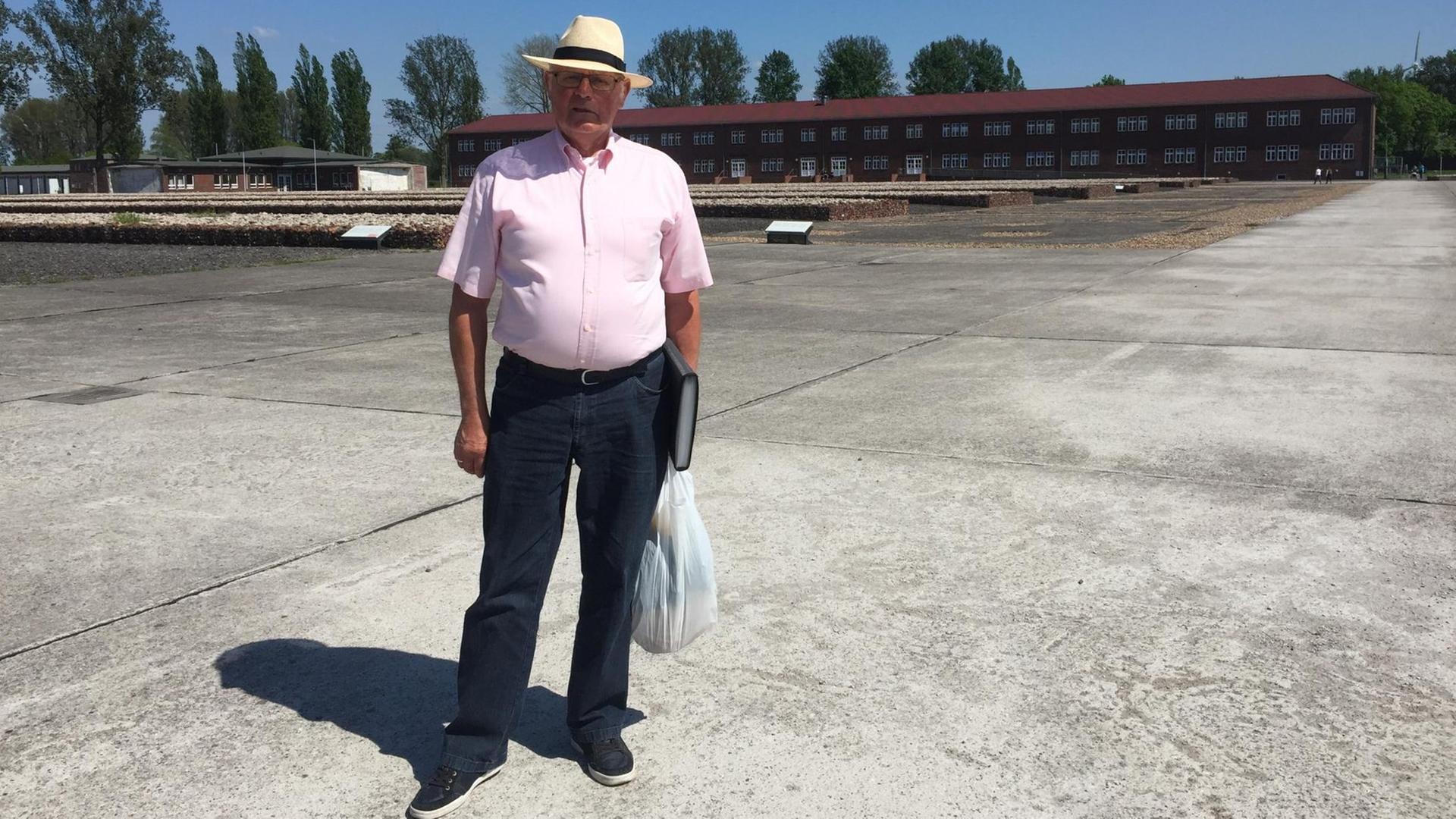 Der Niederländer Joost de Snoo auf dem Gelände des Konzentrationslagers Neuengamme. Der Niederländer Joost de Snoo auf dem Gelände des Konzentrationslagers Neuengamme.