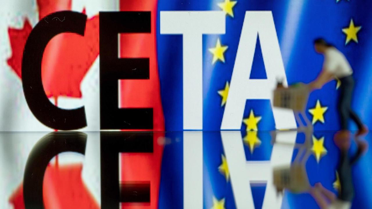 Eine Modellfigur steht am 24.10.2016 in Schwerin (Mecklenburg-Vorpommern) vor dem Schriftzug Ceta der auf einem Computerdisplay zu sehen ist (gestelltes Foto). Eine Modellfigur steht am 24.10.2016 in Schwerin (Mecklenburg-Vorpommern) vor dem Schriftzug Ceta der auf einem Computerdisplay zu sehen ist (gestelltes Foto).