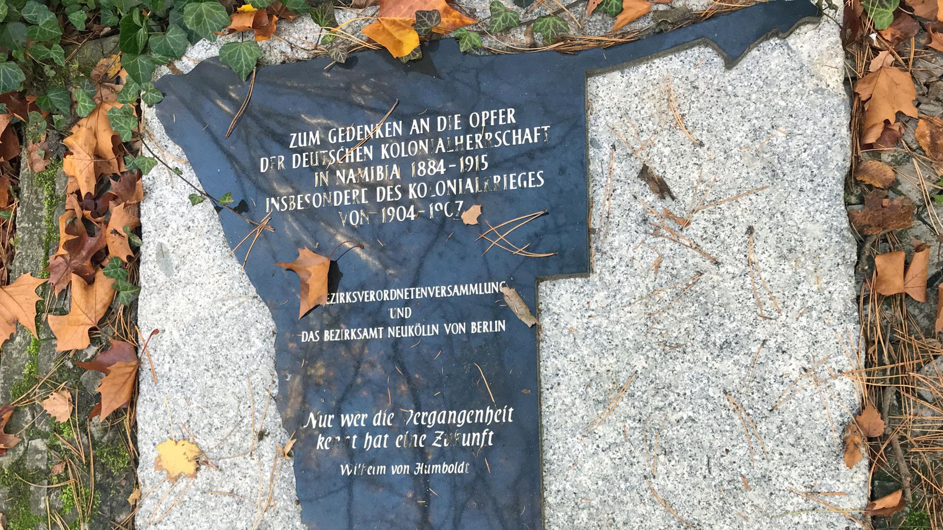 Auf einer Gedenktafel in Berlin-Neuköllen steht: "Zum Gedenken an die Opfer der Auf einer Gedenktafel in Berlin-Neuköllen steht: "Zum Gedenken an die Opfer der