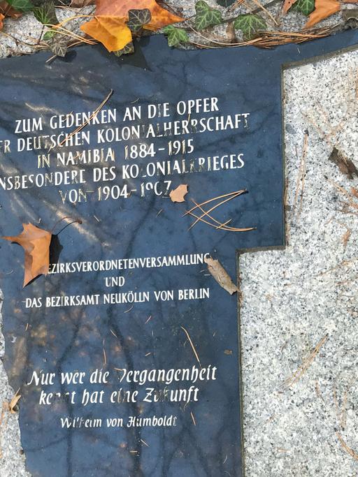 Auf einer Gedenktafel in Berlin-Neuköllen steht: "Zum Gedenken an die Opfer der