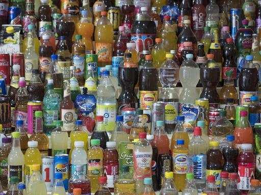 Softdrinks in Flaschen, Dosen, Tetra-Paks.