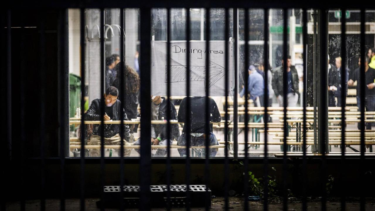 Flüchtlinge in einem Heim in Hamburg Flüchtlinge in einem Heim in Hamburg