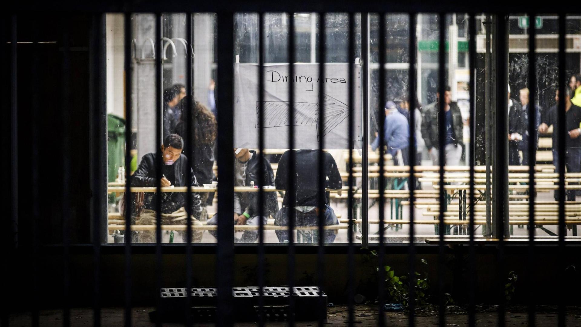 Flüchtlinge in einem Heim Flüchtlinge in einem Heim