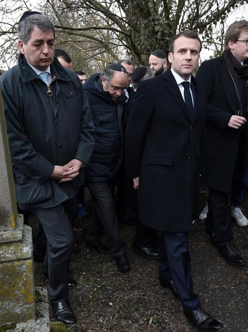 Frankreichs Präsident Emmanuel Macron beim Besuch eines jüdischen Friedhofs in Quatzenheim im Elsass, auf dem Grabsteine mit Hakenkreuzen beschmiert worden waren
