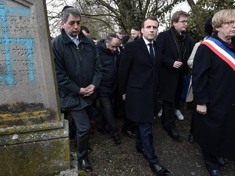 Frankreichs Präsident Emmanuel Macron beim Besuch eines jüdischen Friedhofs in Quatzenheim im Elsass, auf dem Grabsteine mit Hakenkreuzen beschmiert worden waren