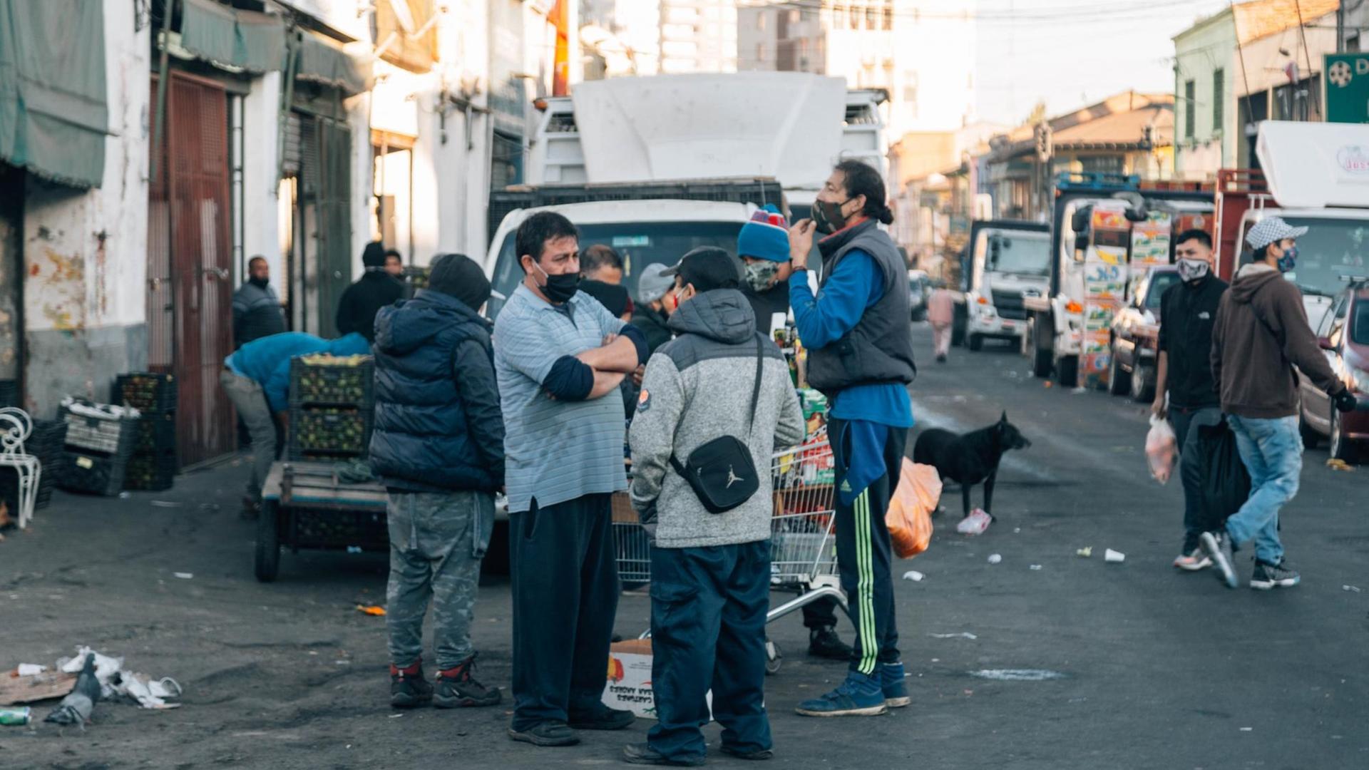 Alltag am Morgen des ersten Tags der Quarantäne in Santiago de Chile, dem 16. Mai 2020. Die Menschen am Vega-Zentralmarkt tragen Masken und folgen damit den Auflagen. Alltag am Morgen des ersten Tags der Quarantäne in Santiago de Chile, dem 16. Mai 2020. Die Menschen am Vega-Zentralmarkt tragen Masken und folgen damit den Auflagen.