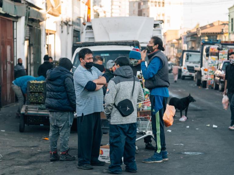 Alltag am Morgen des ersten Tags der Quarantäne in Santiago de Chile, dem 16. Mai 2020. Die Menschen am Vega-Zentralmarkt tragen Masken und folgen damit den Auflagen.