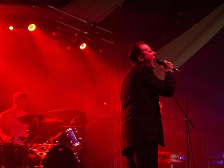 Die US-Band Protomartyr bei einem Konzert im Jahr 2018: Die Bühne ist in rotes Licht getaucht.