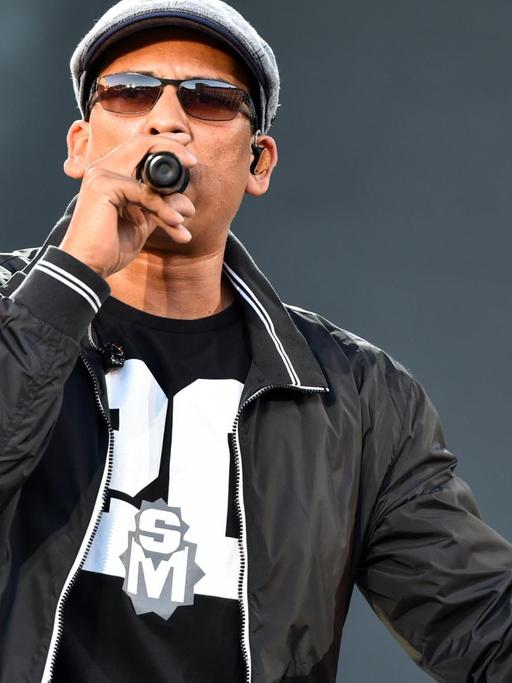 Xavier Naidoo und die Band «Söhne Mannheims» treten am 10.07.2015 in Mannheim im Ehrenhof des Schlosses während eines Konzerts zum 20-jährigen Bühnenjubiläum der Band auf.