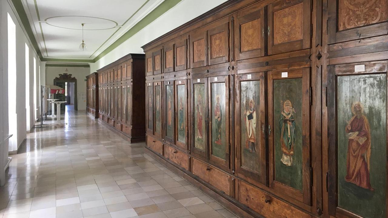 Mit Heiligenfiguren bemalte Holzschränke ,'Heiligenschränke' im Kloster Schlehdorf. Mit Heiligenfiguren bemalte Holzschränke ,'Heiligenschränke' im Kloster Schlehdorf.