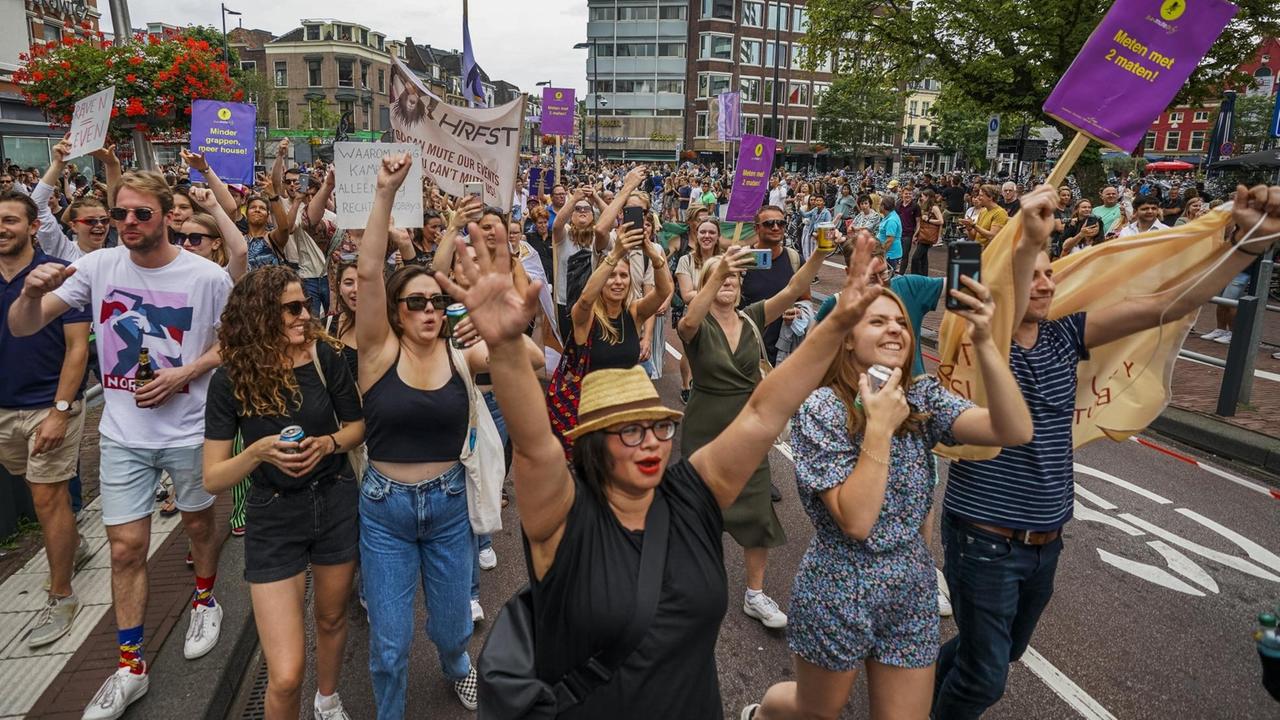 Menschen gehen singend und tanzend mit Plakaten auf die Straße. Menschen gehen singend und tanzend mit Plakaten auf die Straße.