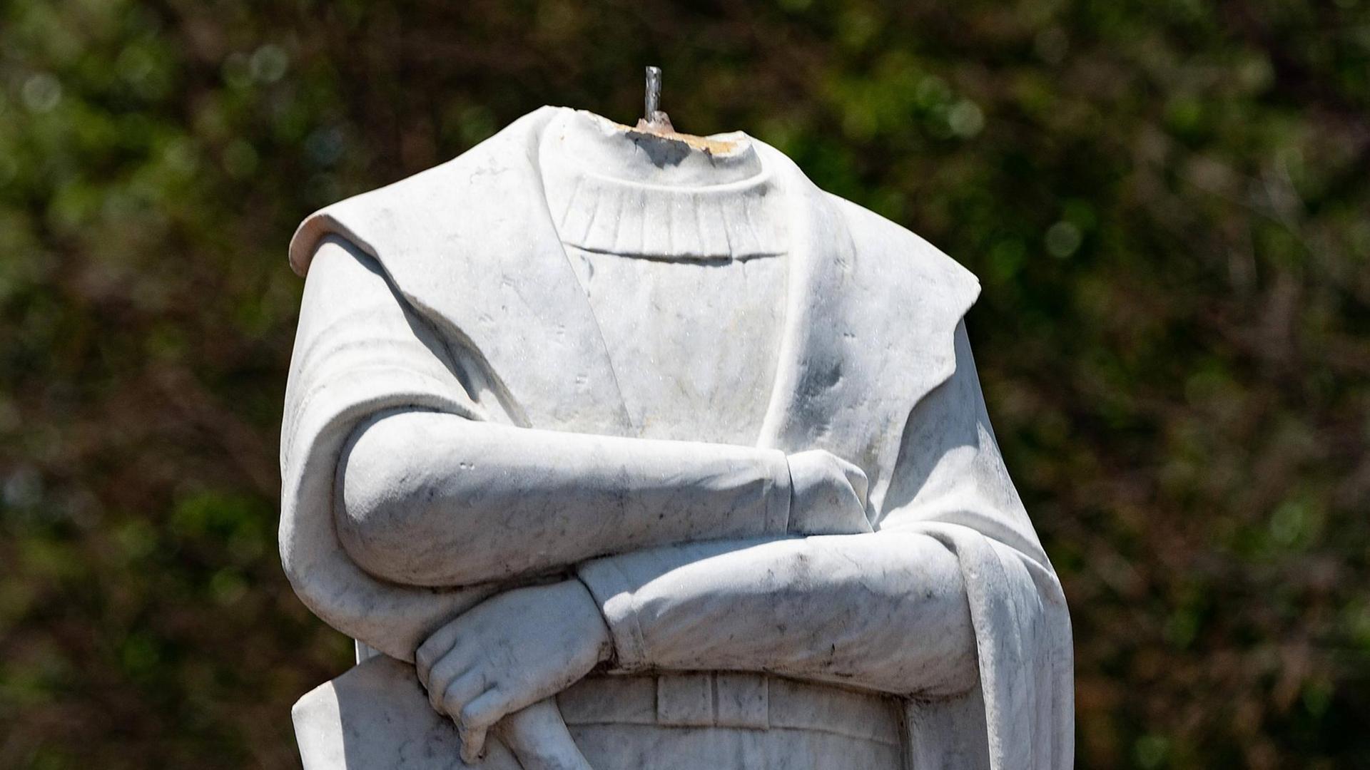 Einem Denkmal von Christoph Columbus in Boston fehlt der Kopf - Demonstranten gegen Rassismus haben die Statue zerstört. Einem Denkmal von Christoph Columbus in Boston fehlt der Kopf - Demonstranten gegen Rassismus haben die Statue zerstört.