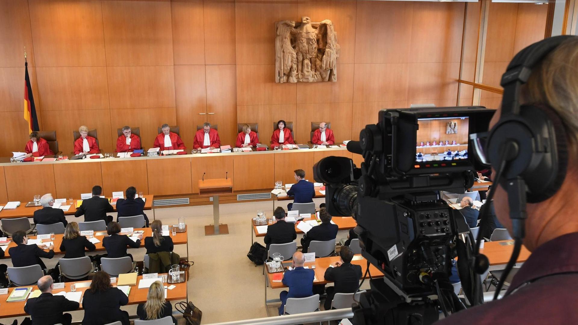 Der Zweite Senat beim Bundesverfassungsgericht in Karlsruhe verhandelt über Klagen gegen das Freihandelsabkommen Ceta.