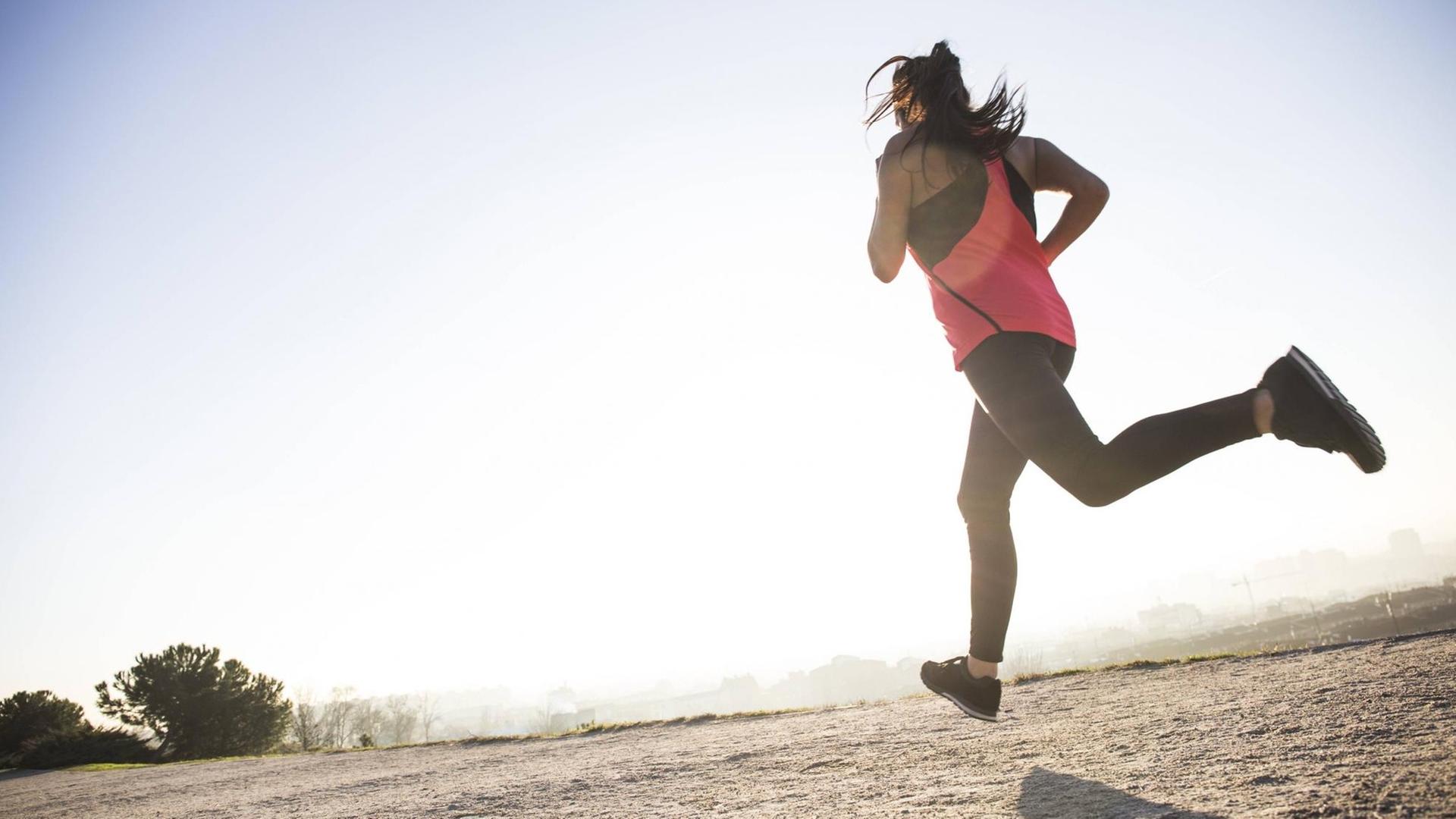 Eine junge Frau beim Joggen. Eine junge Frau beim Joggen.