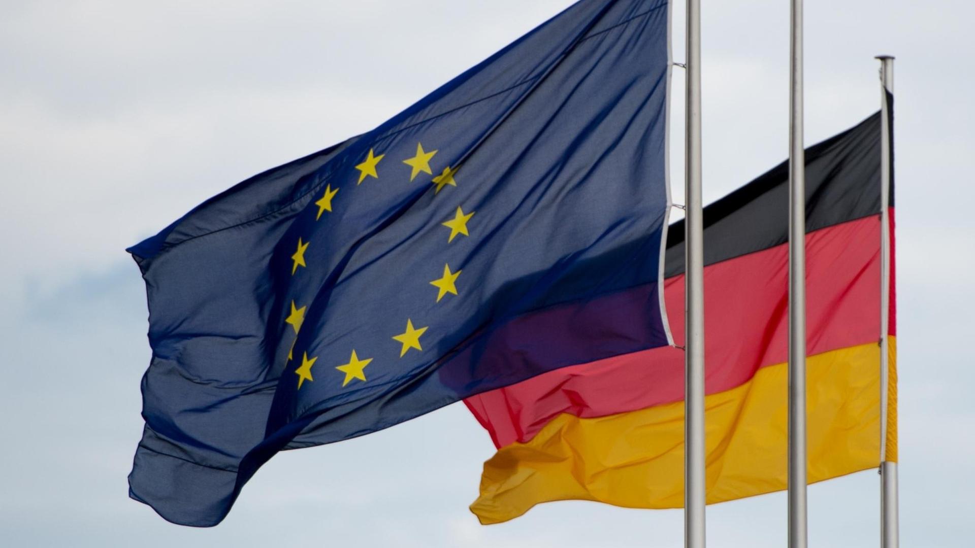 Die Flagge der Europäischen Union (l.) und die Flagge der Bundesrepublik Deutschland. Die Flagge der Europäischen Union (l.) und die Flagge der Bundesrepublik Deutschland.