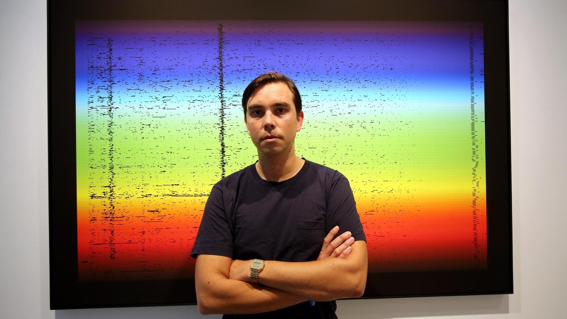 Der Künstler James Bridle vor einem seiner Bilder zur Ausstellung "The Glomar Response" in Berlin - mit Kunst zur Überwachung. Der Künstler James Bridle vor einem seiner Bilder zur Ausstellung "The Glomar Response" in Berlin - mit Kunst zur Überwachung.