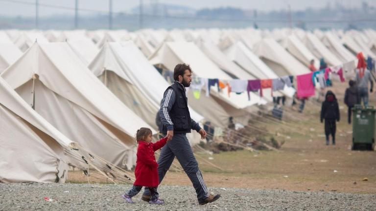 Dicht an dicht stehen am 12.03.2016 in Nea Kavala, rund 20 Kilometer von Idomeni entfernt, die Zelte für Flüchtlinge auf einem Militärgelände nahe der Grenze zwischen Griechenland und Mazedonien. Dicht an dicht stehen am 12.03.2016 in Nea Kavala, rund 20 Kilometer von Idomeni entfernt, die Zelte für Flüchtlinge auf einem Militärgelände nahe der Grenze zwischen Griechenland und Mazedonien.