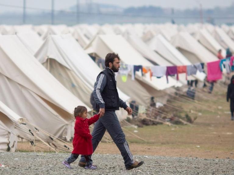 Dicht an dicht stehen am 12.03.2016 in Nea Kavala, rund 20 Kilometer von Idomeni entfernt, die Zelte für Flüchtlinge auf einem Militärgelände nahe der Grenze zwischen Griechenland und Mazedonien.